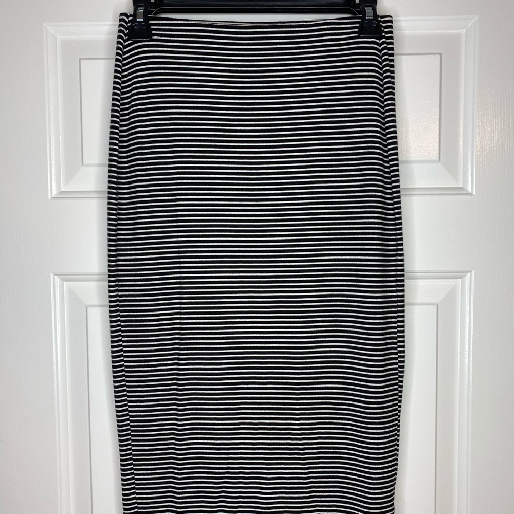 Black and white stripped Old Navy body con skirt.